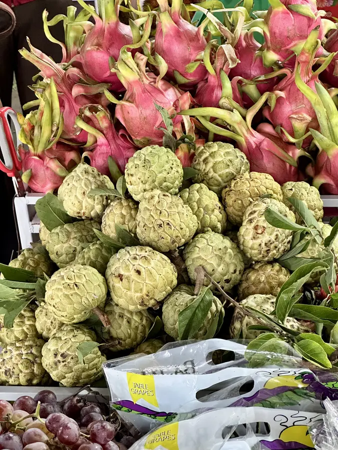 Drachenfrucht und Zimtapfel (noch nie gegessen, war sehr sehr lecker!).