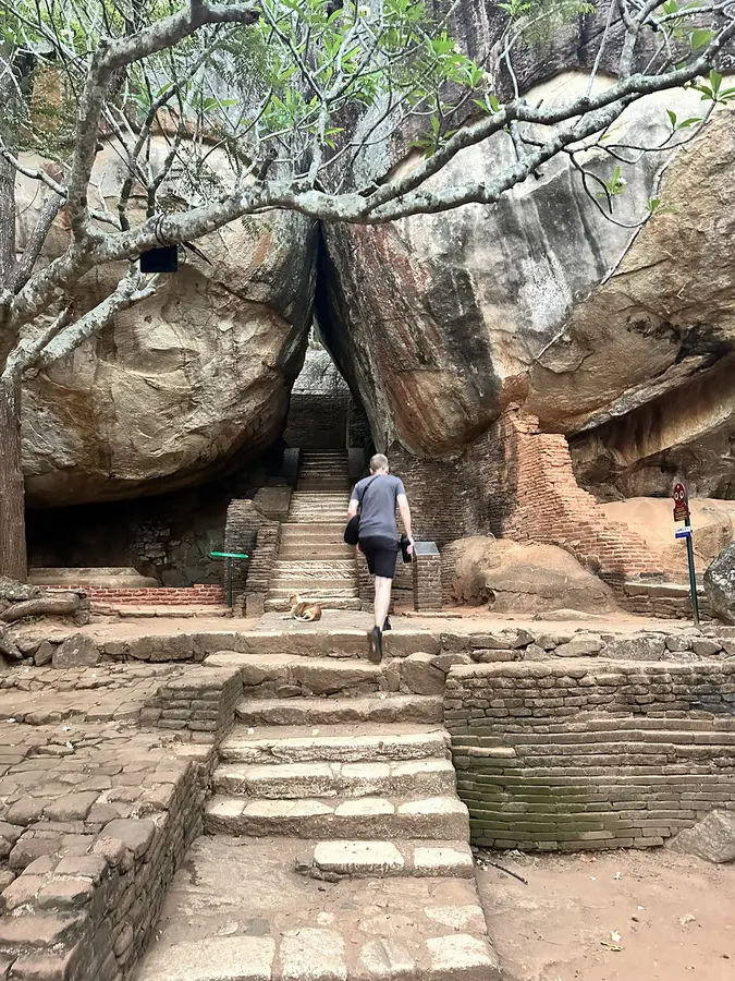 am Anfang führt der Weg durch die Felsen durch