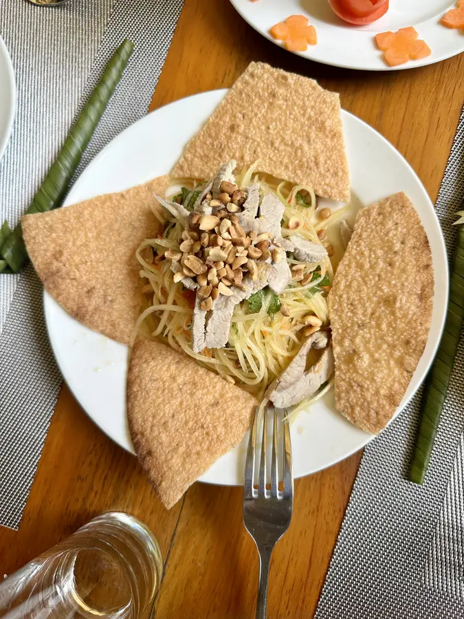 Vorspeise: Bananenblütensalat mit Kräckern.