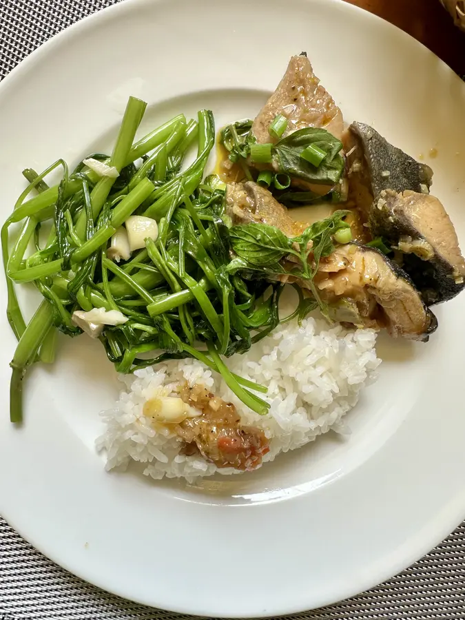 Hauptgang: Reis, Fisch und Wasserspinat mit Knoblauch.