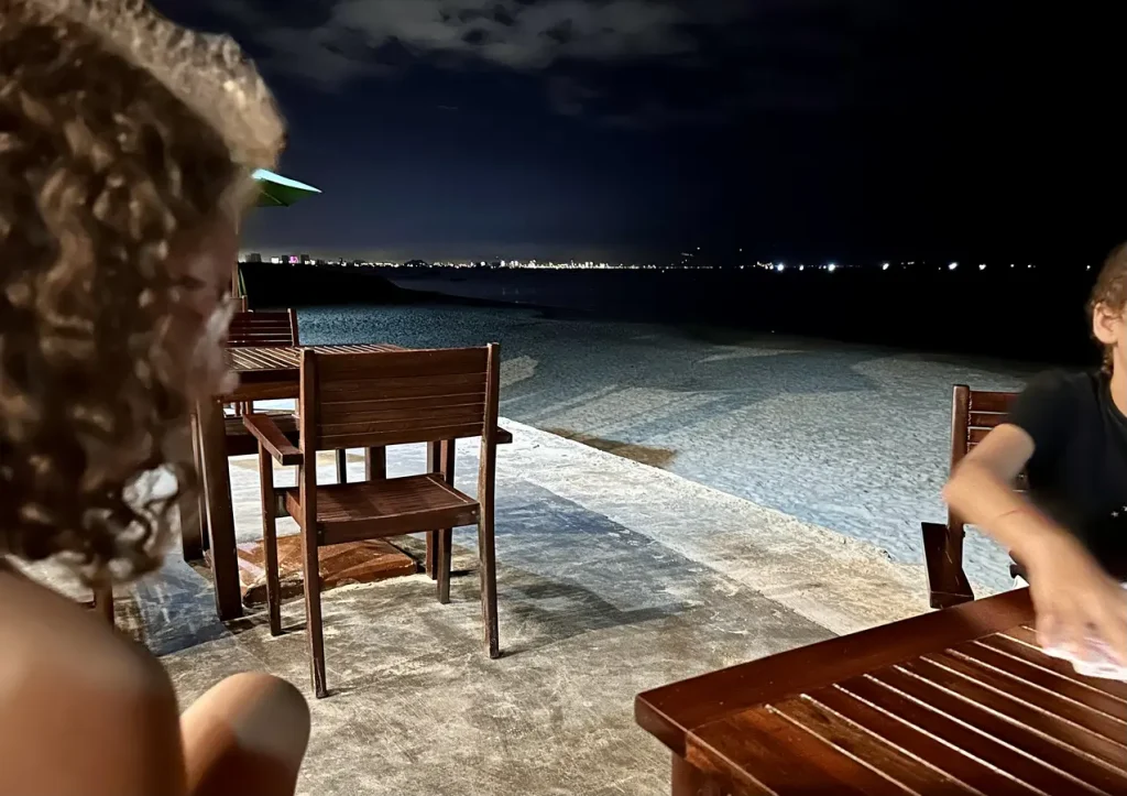 Am Abend in der Strandbar zum Kartenspielen und ohne Moskitos.