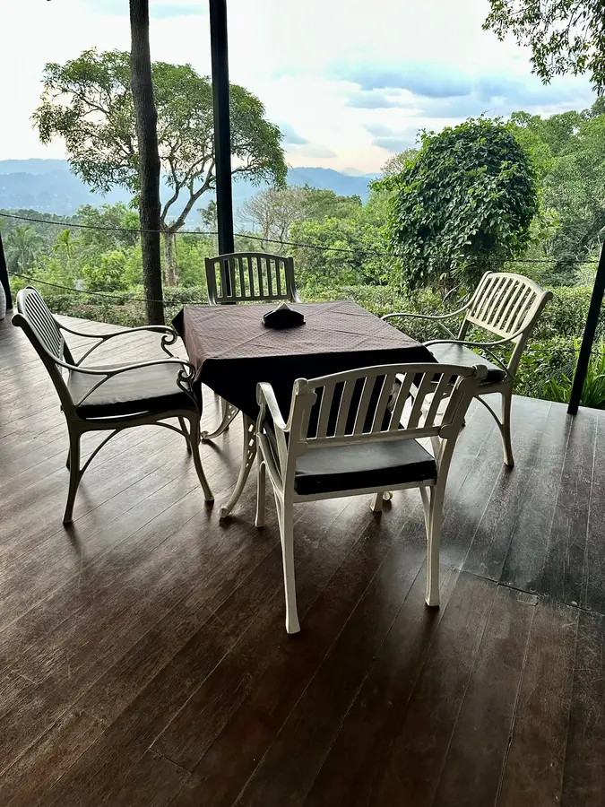 Terrasse neben dem Pool - bestens geeignet für den Sonnernuntergang