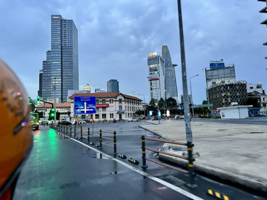 Saigon von der Vespa aus.