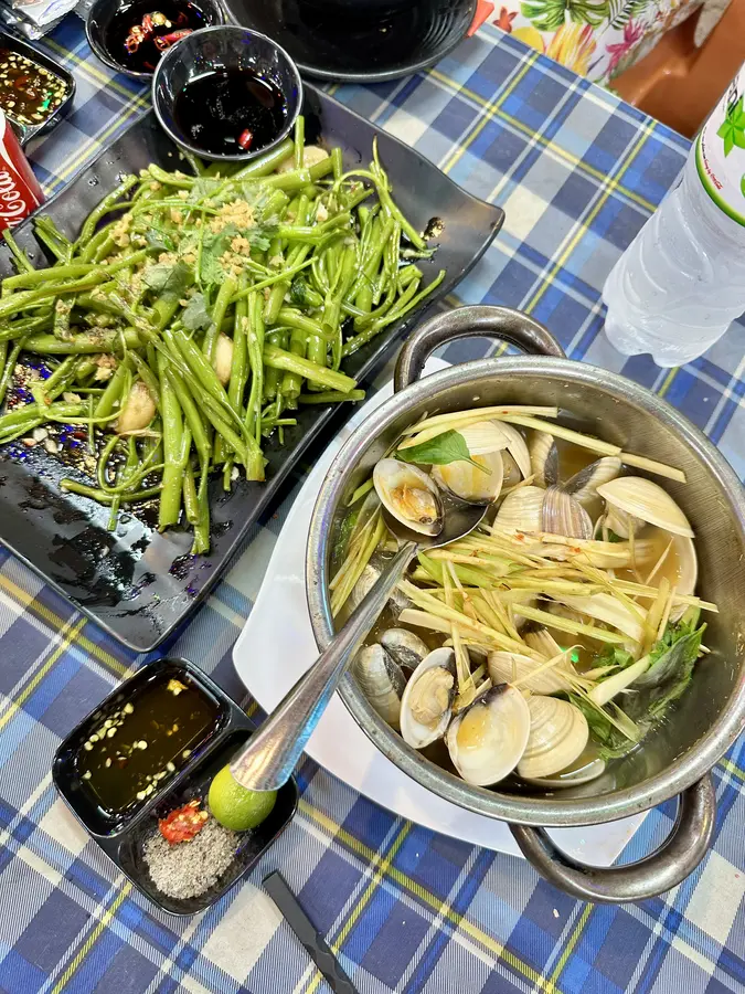 Muscheln und Wasserspinat mit Knoblauch.