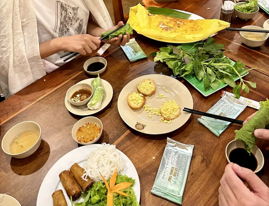 Banh Xeo, Frühlingsrollen und vieles mehr - Essen und Getränke gab es genug auf dieser Tour!