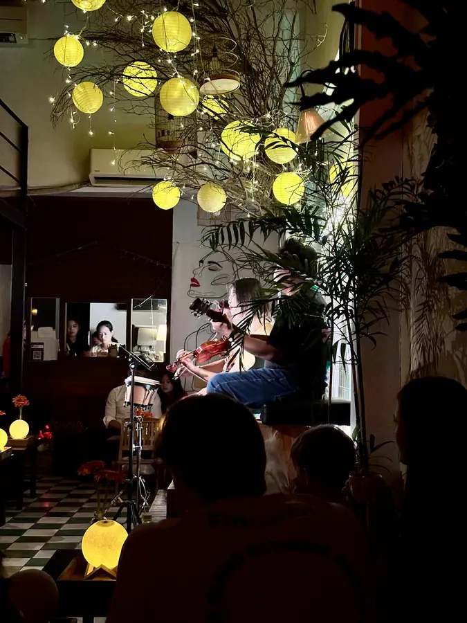 Chilliges Café mit schöner Live-Musik.