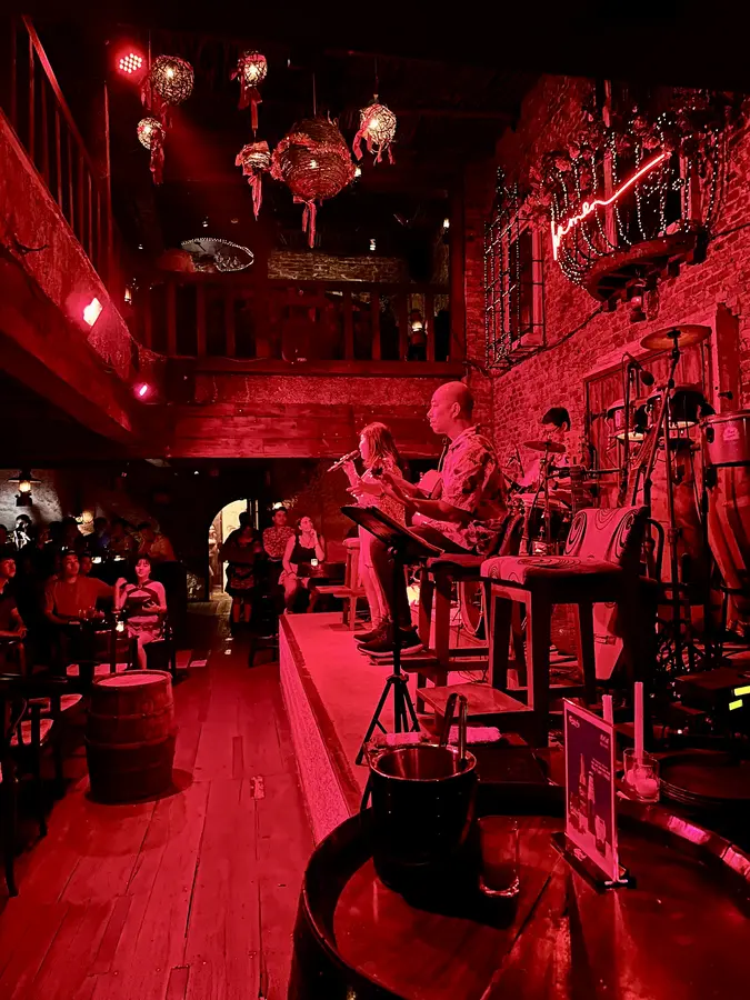 Die Bar by night.