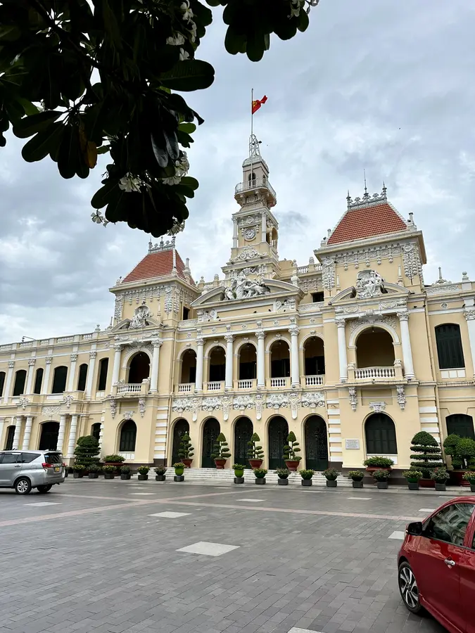 Es gibt sehr viele koloniale Bauten hier in Saigon - hier z.B. das Rathaus «Ho Chih Minh City People’s Committee», was nur von aussen besichtigt werden kann.