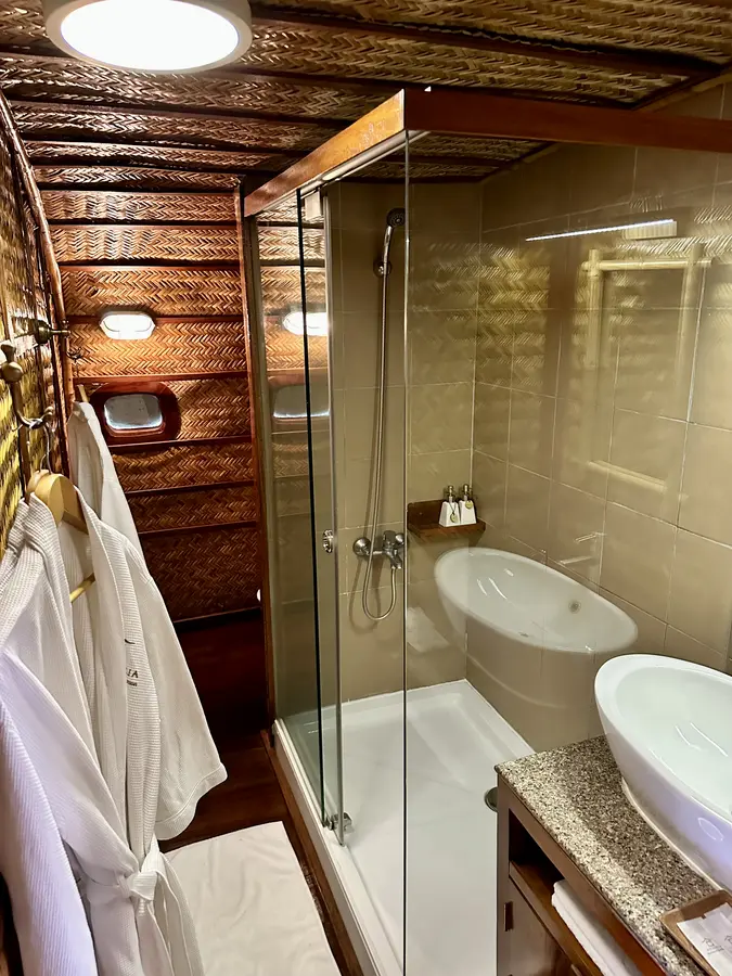 Eins der beiden Badezimmer mit Dusche und WC.