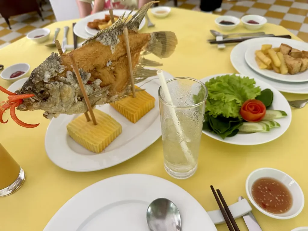 Spezialität im Mekong: Elefantenohrfisch. Der Fisch wird nur im südlichen Vietnam rund um das Mekongdelta serviert und ist ein ganz besonderes Erlebnis. Er wird «stehend» in einem Ständer mit Kopf, Flossen und Haut serviert.