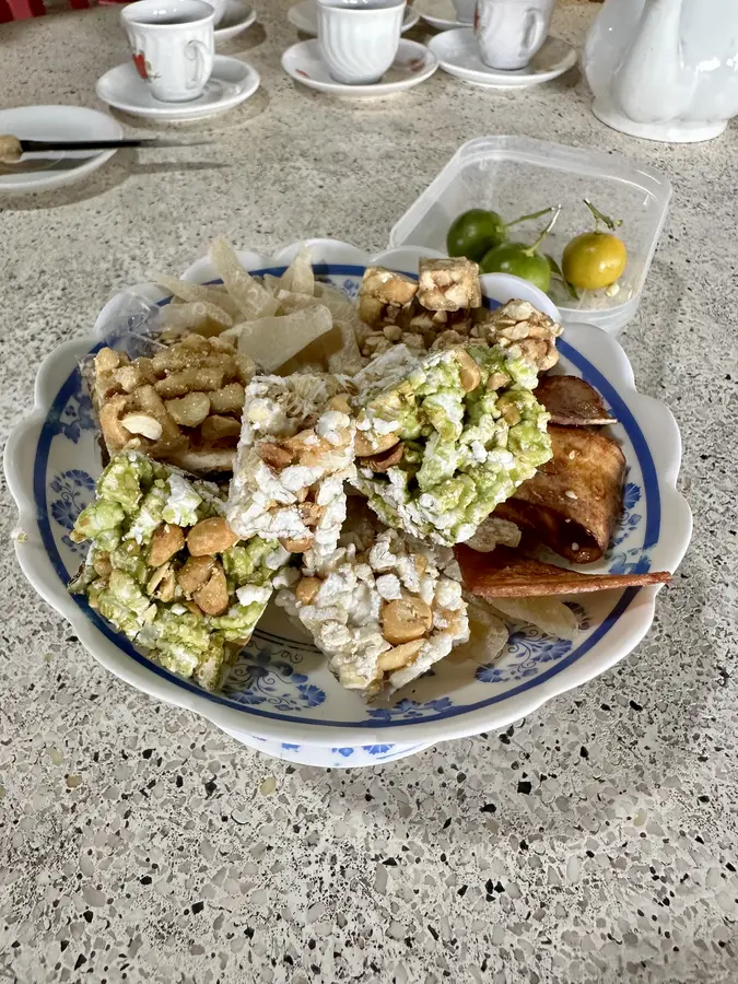 Verkostung der süssen Sachen: Kokoskaramell, Erdnusspuffreis, getrocknete Bananen und Ingwer etc.