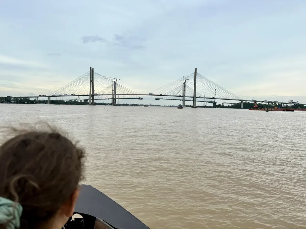Hier fahren wir über den grossen Mekong durch eine der wenigen Brücken.