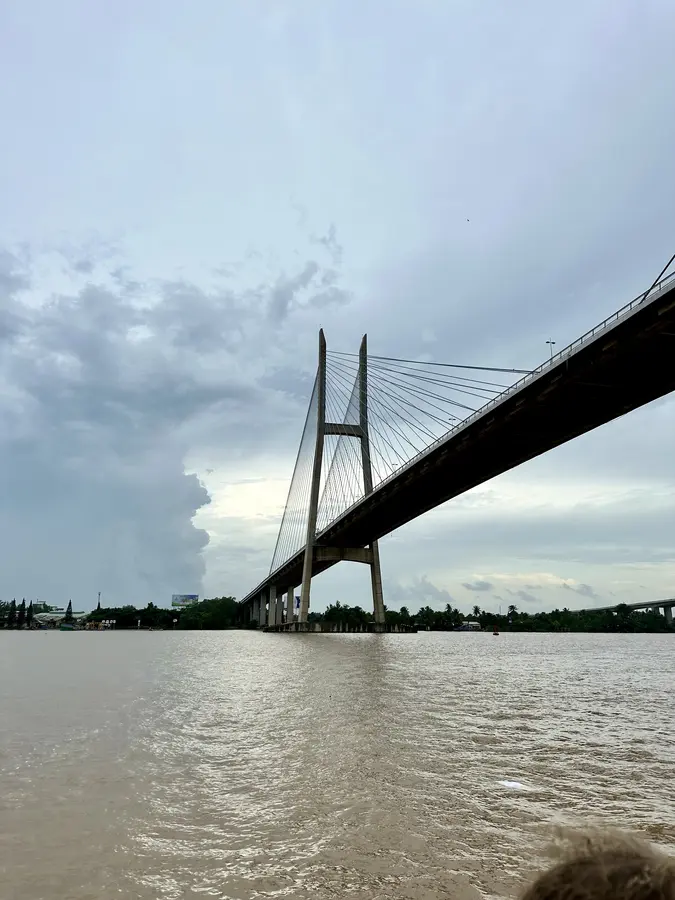 Die bekannte Can Tho Brücke ist eine Schrägseilbrücke und 2,65 km lang sowie 26 m breit. Die vierspurige Fahrbahn befindet sich auf einer Höhe von 39 m über dem Wasserspiegel, um die Durchfahrt von Schiffen zu ermöglichen.