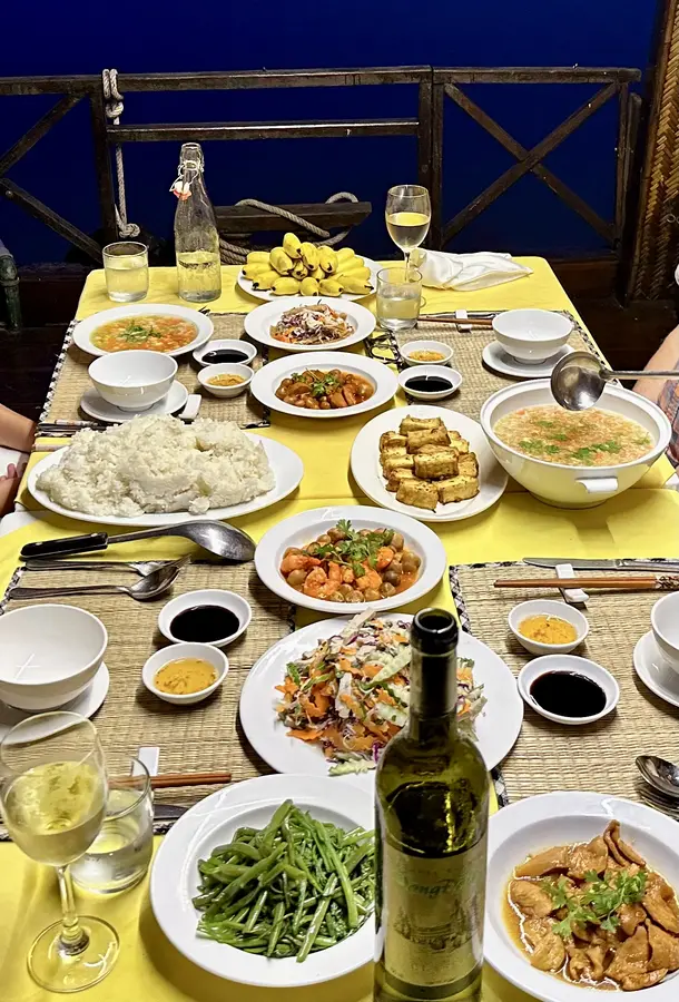 Ein Abendessen auf dem Hausboot.