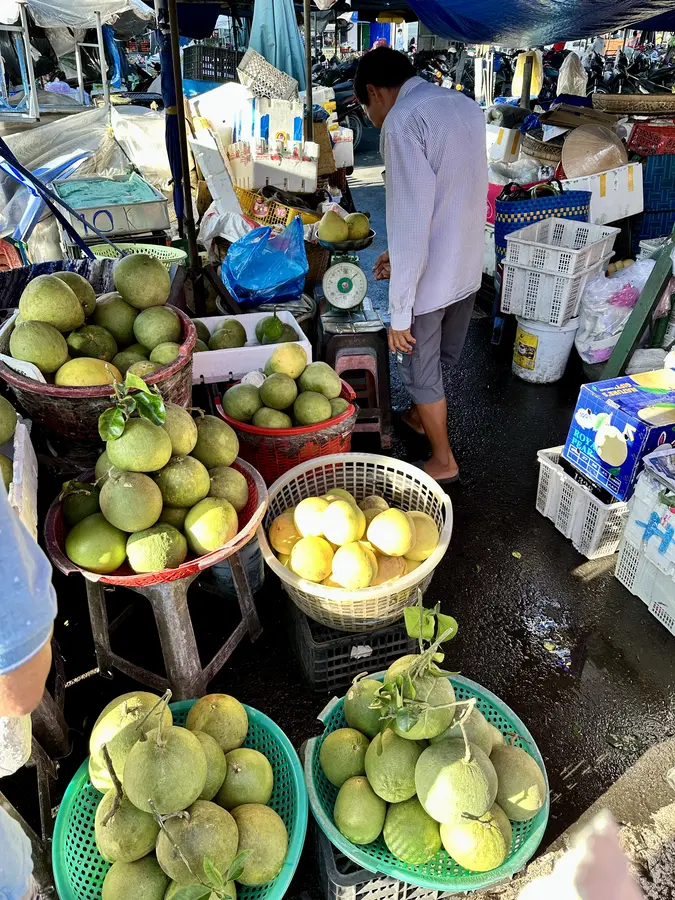 Wir haben uns lieber an die Früchte gehalten - Pomelo gekauft für unterwegs auf dem Schiff sowie gebackene Bananen als Snack zwischendurch.