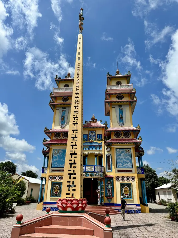 Ein Cao Dai Tempel: eine Religion, die es bisher nur in Vietnam gibt, eine Mischung aus Buddhismus, Hinduismus, Christentum, Islam etc.