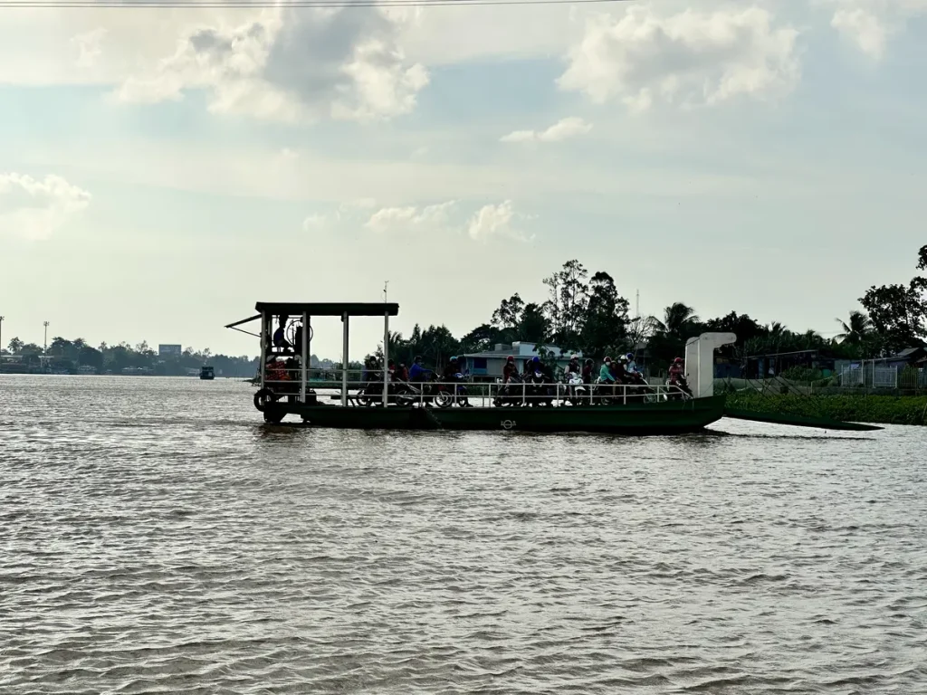 Eine Fähre bringt die Bevölkerung über den grossen Fluss.