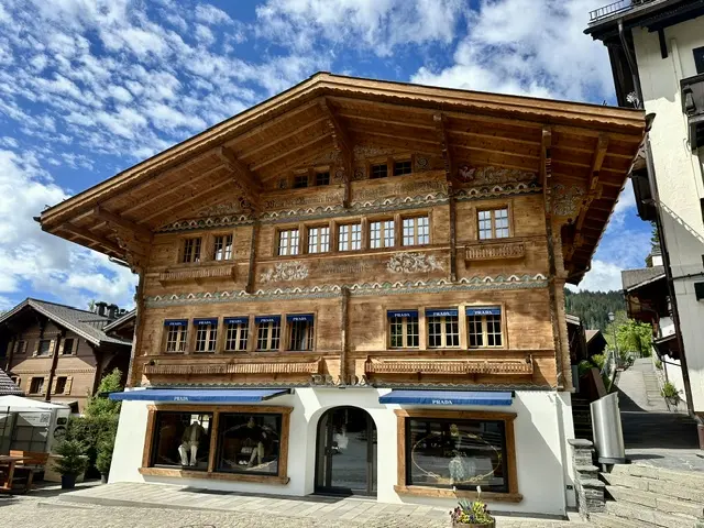 typische Holzfassade in Gstaad