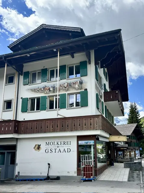 Molkerei Gstaad: der genossenschaftliche Betrieb verarbeitet die Milch von rund 3000 Simmentaler Kühen aus der Region zu traditionellem Käse – so, wie es hier seit Generationen gelebt wird