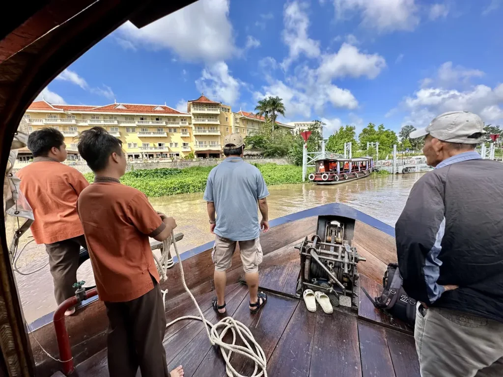 Am Morgen gegen 9 haben wir mit unserem Hausboot in Chau Doc angelegt. Dies ist eine grössere Stadt an der Grenze zu Kambodscha.