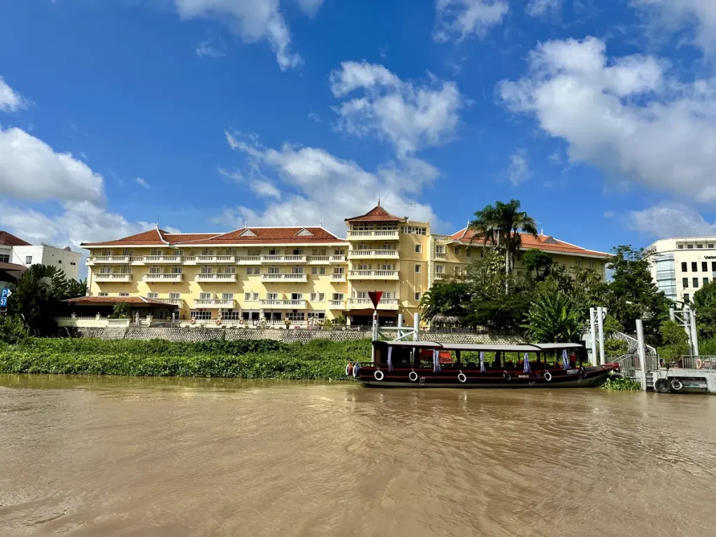 Hier am Victoria-Hotel ist auch gleich der Hafen für die Schnellboote, die über die Grenze nach Kambodscha fahren.
