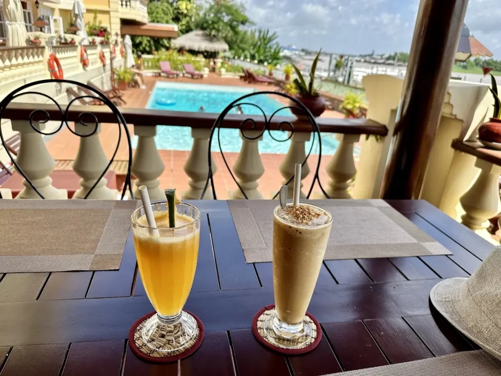 Vietnamesischer Kaffee und frisch gepresster Saft nach der Ankunft in Chau Doc, während die Kinder den Pool ausgiebig nutzen solange die Sonne noch nicht zu hoch steht.