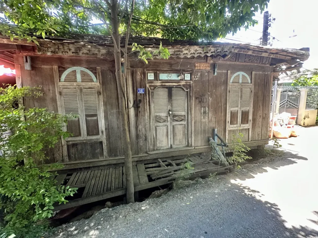 Hier gibt es die typischen Cham-Häuser, die 4-seitige Dächer haben, etwas breiter sind und vor allem muslimisch bewohnt sind. Entgegen dazu sind die Khmer-Häuser schmaler, buddhistisch bewohnt und haben 2-seitige Dächer.