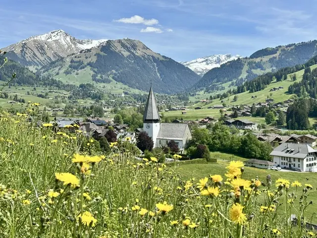 Aussichtspunkt mit Blick auf die wunderschöne Kirche von Saanen