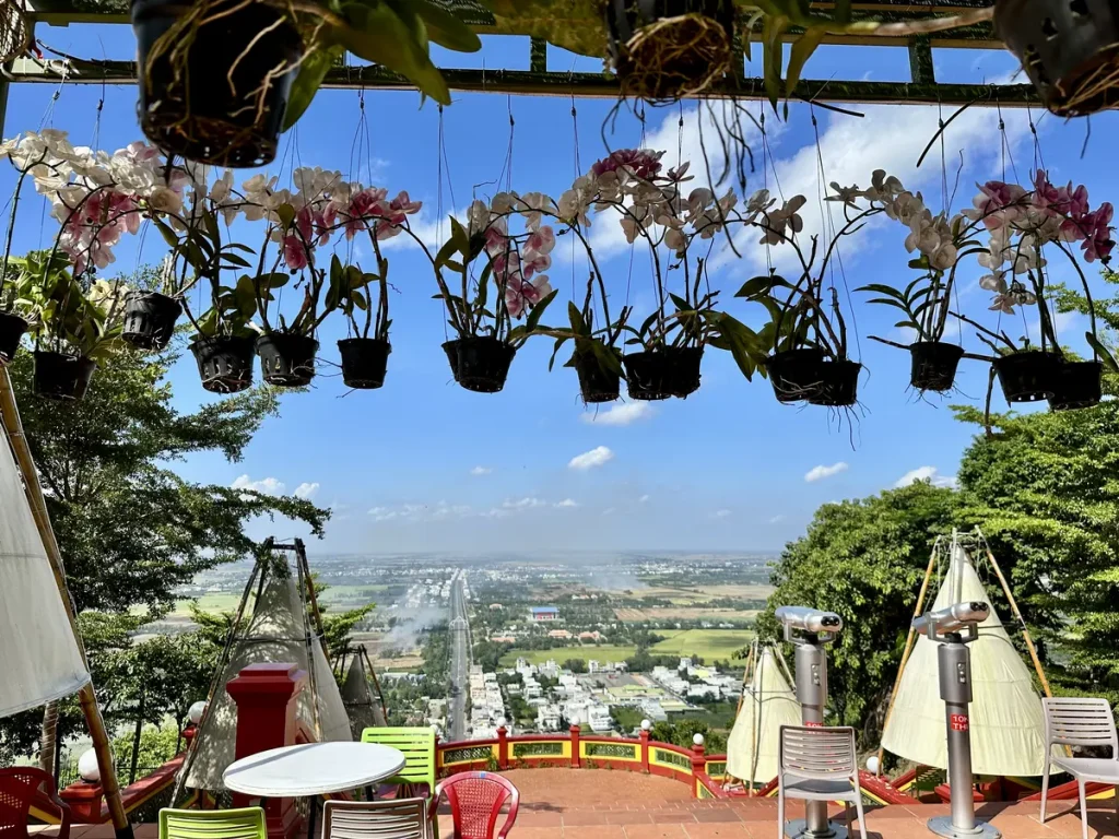 Hier oben gibt es auch gemütliche Cafés mit super Aussicht auf das Mekongdelta.