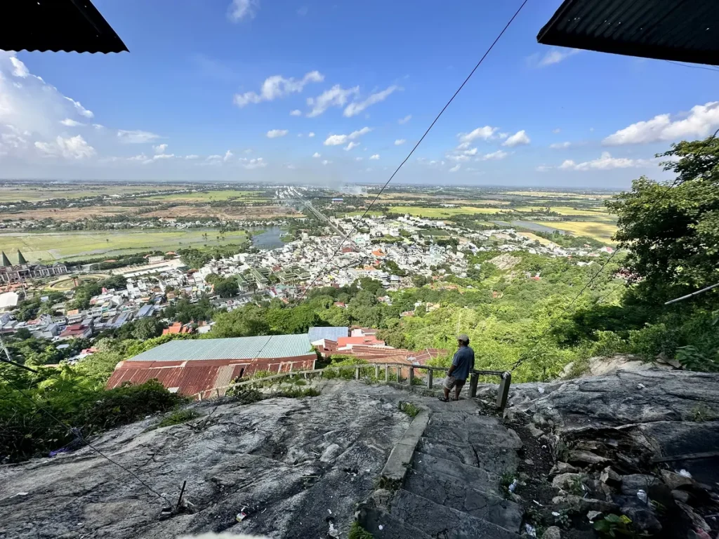 Der Weg ist holprig, man sollte gutes Schuhwerk anhaben und am besten mit einem Guide laufen, da man sich verlaufen kann und wenige Menschen noch hier hoch oder runterlaufen seit dem es die Seilbahn gibt.