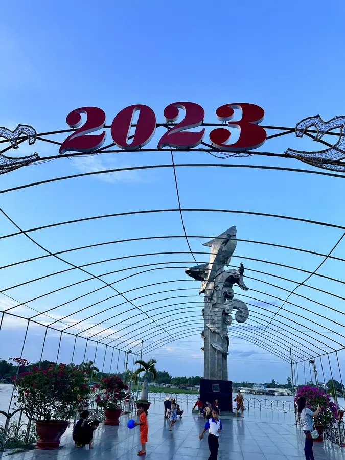 Abendspaziergang entlang der Promenade in Chau Doc. Hier steht das Wahrzeichen von Chau Doc: ein Pangasius.