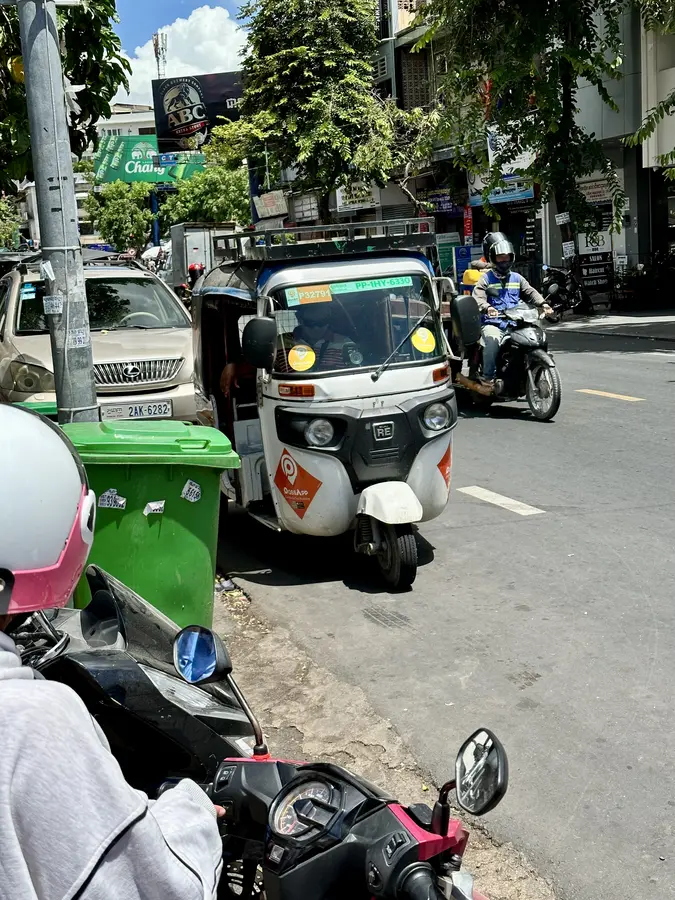 Hier sehen die Kids das erste Mal ein Tuk-Tuk auf unserer Reise.