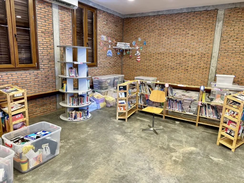 Hier wird eine Bibliothek eingerichtet mit englischen Büchern - der einzige Raum auf dem Campus, der gekühlt wird, damit die Bücher nicht schimmeln durch die hohe Luftfeuchtigkeit.