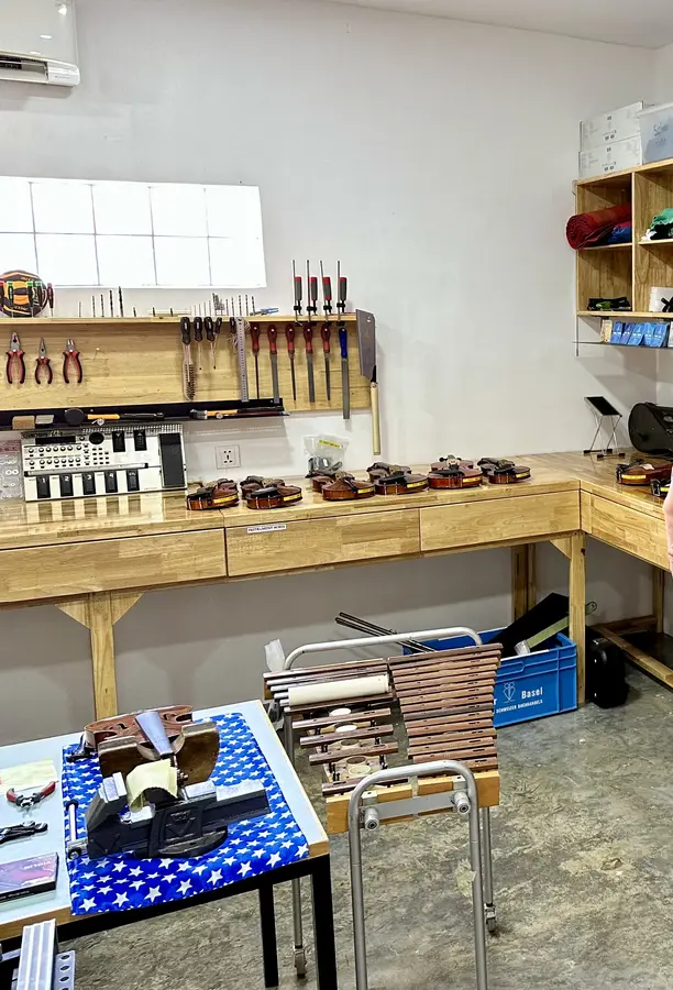 Auch für die Reparatur der Instrumente wird gesorgt.