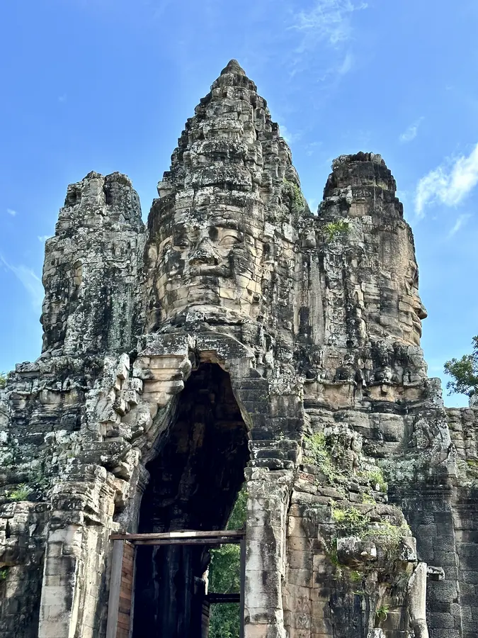 Angkor Thom – die grosse Hauptstadt von Angkor – hier zu sehen einer der fünf Tore als Eingang in die Stadt Angkor Thom. Die Tore enthalten vier Gesichter des Gottes Bodhisattva Lokeshvara.