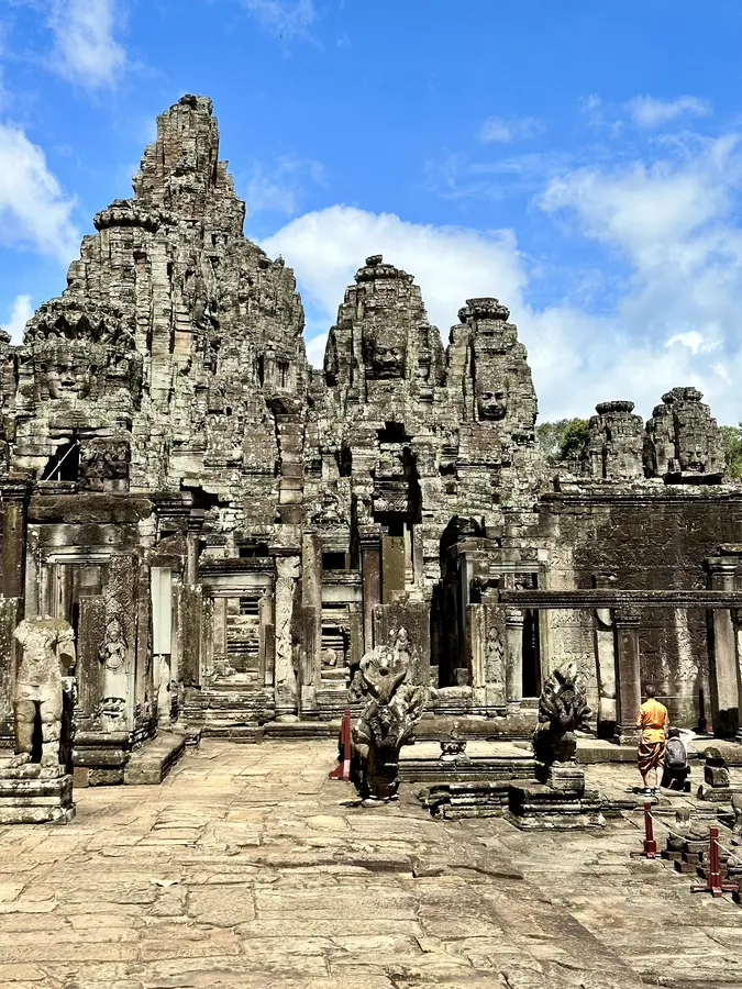 Bayon ist die zentrale Tempelanlage in Angkor Thom, welche für ihre Türme mit steinernen Gesichtern bekannt ist. Noch heute stehen 37 Türme, von denen die meisten vier Gesichter besitzen.