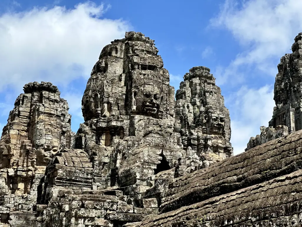 im Angkor Thom: Bayon - über 200 riesige Gesichter aus Stein