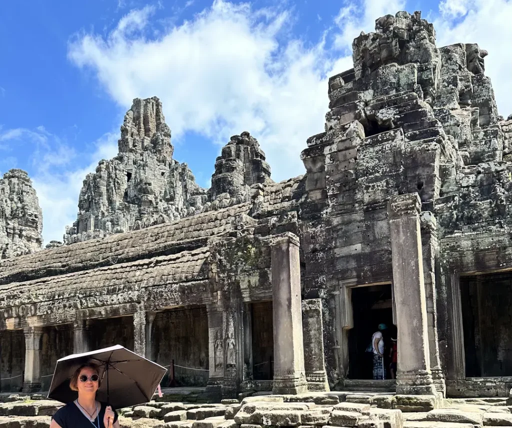 Beim Bayon handelt es sich um eine der bekanntesten und auch eindrucksvollsten Bauwerke in ganz Angkor, da es mit seinen Türmen und Meter hohen aus Stein gemeisselten Gesichtern sehr hervor sticht. Es handelt sich um den zuletzt gebauten Tempel und den einzigen, der Buddha gewidmet war. Ebenso findet man hier viele Flachreliefs, die am besten erhaltenen Reliefs. Diese zeigen Kriegsszenen als auch alltägliche Szenen aus dem Leben in Angkor