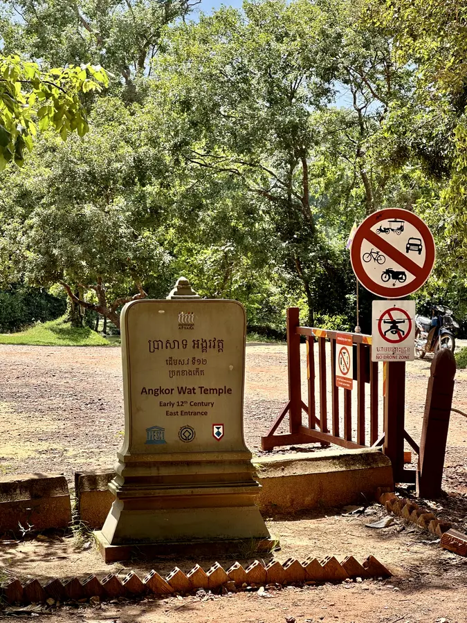 Auch wenn man die gesamte Tempelanlage teilweise als Angkor Wat zusammenfasst, handelt es sich bei Angkor Wat genau genommen um einen spezifischen Tempel, nämlich den Haupttempel mit den fünf Türmen.