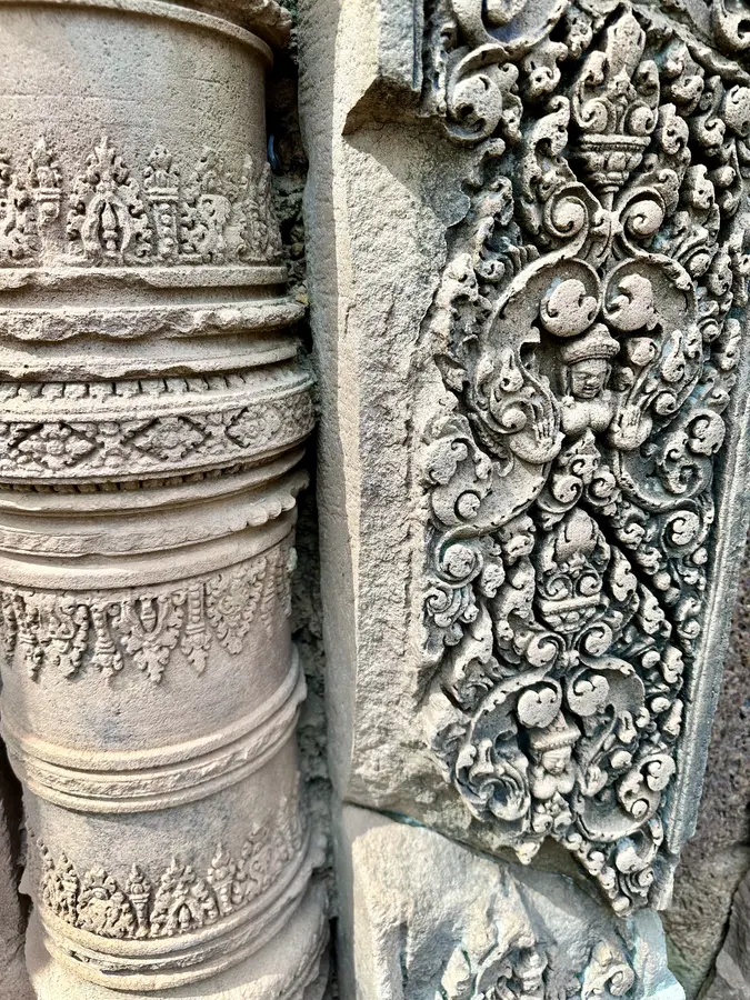 Auch nach der Wiederentdeckung Angkor Wats blieb Banteay Srei noch einige Jahre unter der dichten Urwaldvegetation den Blicken der Forscher verborgen.