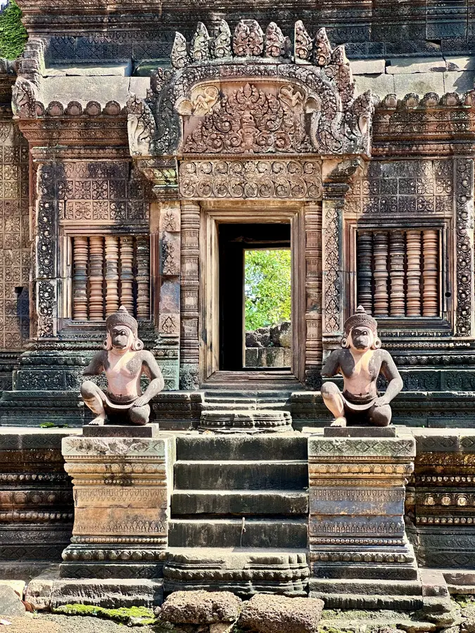 Als einer der wenigen Tempel Angkors ist der Bauherr von Banteay Srei kein König, sondern ein brahmanischer Priester mit dem Namen »Yajnavaraha«
