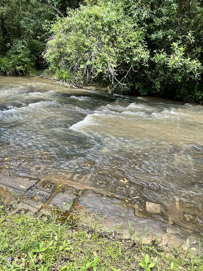 Der Fluss ist ebenso eine archäologische Stätte von Angkor. Sie besteht aus Felsreliefs und Lingas im Zufluss des Siem Reaps.