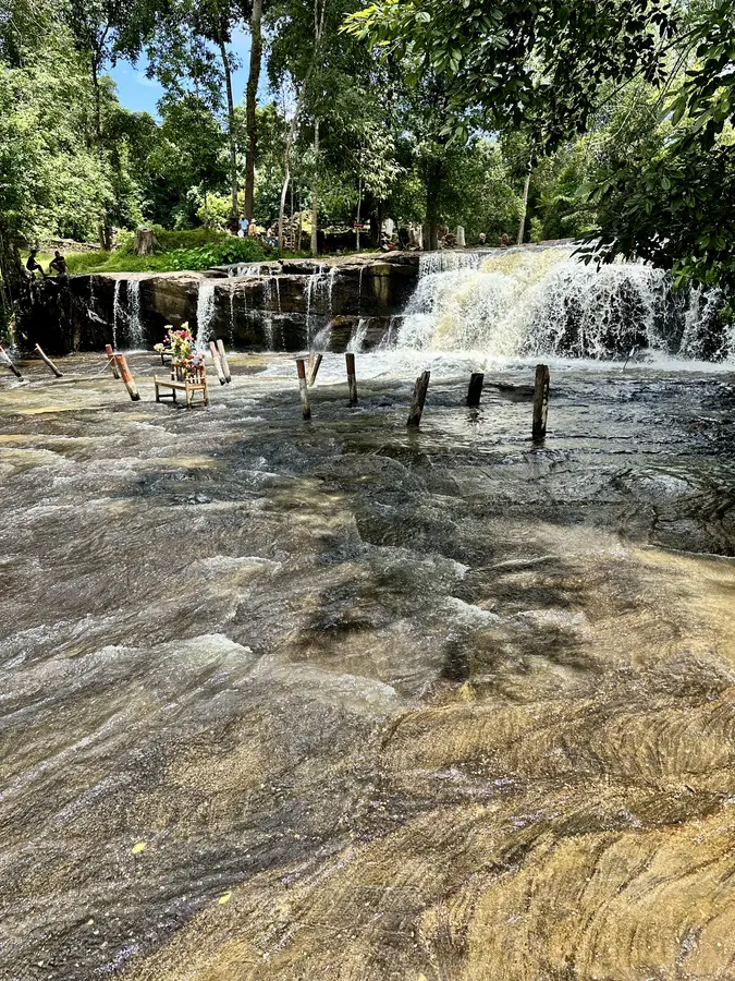 Das ist der erste kleine Wasserfall.