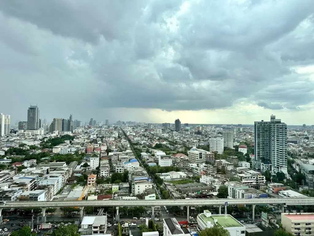 Blick aus unserem Zimmer - da kommt ein heftiger Regenschauer auf uns zu.