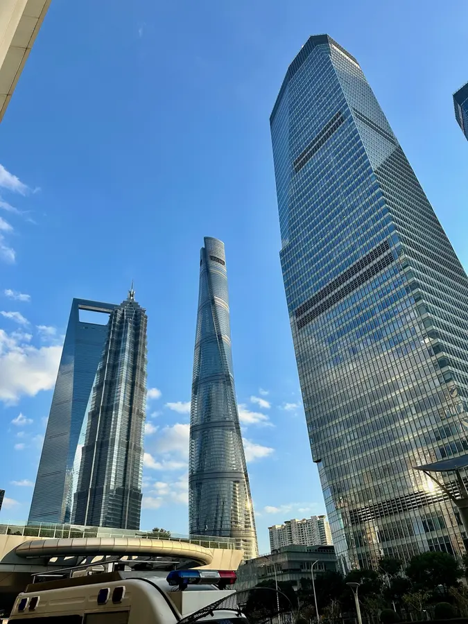 Diese drei Wolkenkratzer bilden gemeinsam die berühmte Skyline von Pudong und sind ein Symbol für Shanghais wirtschaftliche Stärke und Modernität: Shanghai Tower, Shanghai World Financial Center, Jin Mao Tower