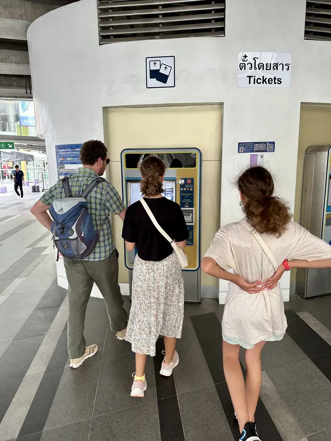 Einen Vormittag sind wir mit dem Skytrain durch Bangkok gefahren - Stadtrundfahrt ganz günstig und super Aussicht.
