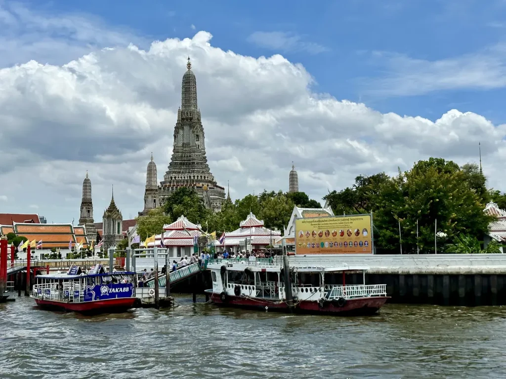Der Hauptteil des Tempels besteht aus der 79 Meter hohen zentralen Pagode «Phra Prang», die über und über mit glasierten Porzellanstücken, die die Sonne widerspiegeln verziert ist sowie vier kleineren Pagoden an jeder ihrer Ecken.