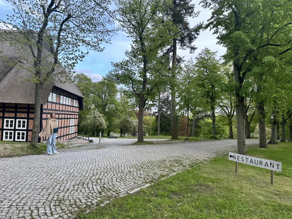 Hier geht es entlang zum Restaurant.