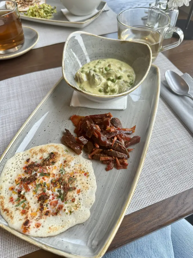 Abendessen: Dosa, warmer Rote-Beete-Salat, Kokos-Curry mit Erbsen und Champignons, vorher gab es eine grüne Linsensuppe