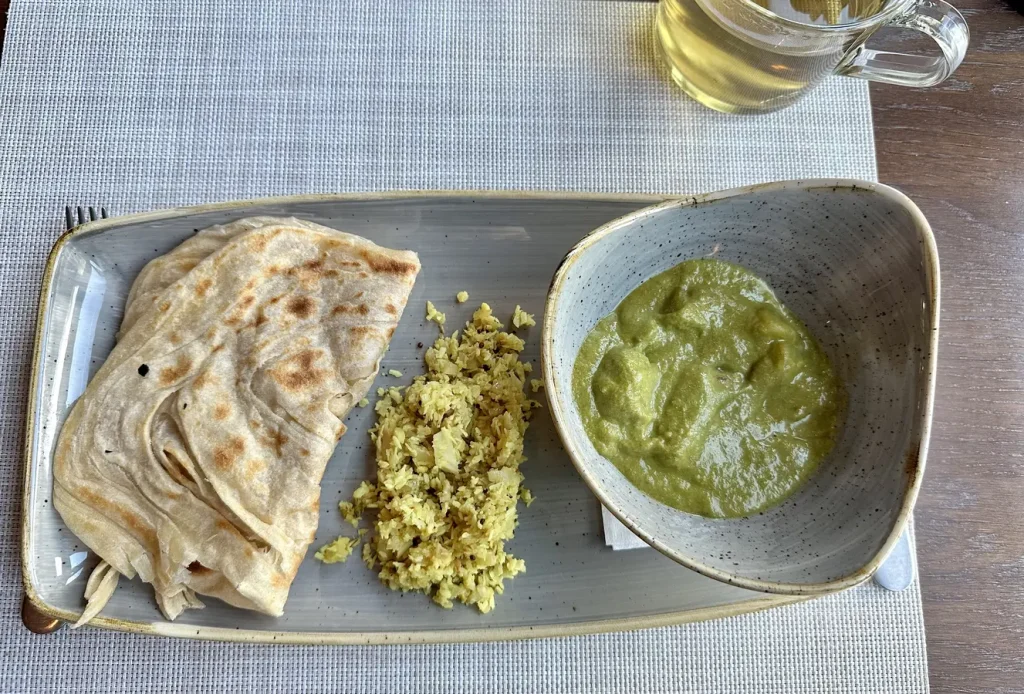 Abendessen: Paratha, Kartoffel-Koriander-Curry, Blumenkohl-Kokos-Gemüse, vorher gab es eine Karotten-Tomatensuppe